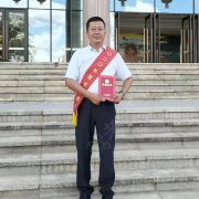 侯明富