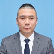 梁伟